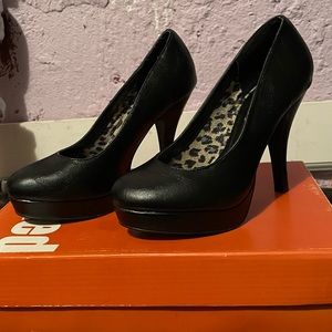 Black Pumps
